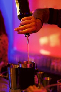 酒吧调酒师精彩倒酒瞬间