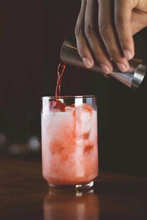 调制粉色鸡尾酒瞬间