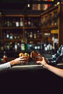酒吧中两人举杯共饮时刻