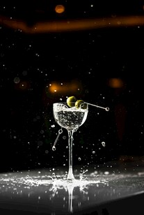 橄榄入酒溅起晶莹水花