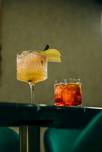 两杯精美鸡尾酒展示