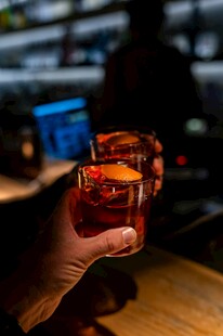 手持精致鸡尾酒特写