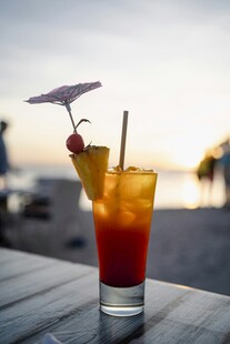 海滨夕阳下的美味鸡尾酒