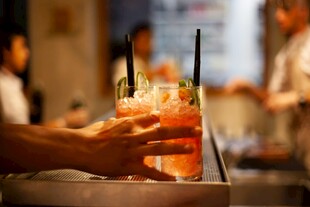 酒吧中手捧特色鸡尾酒