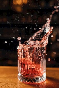 红色酒水溅入玻璃杯