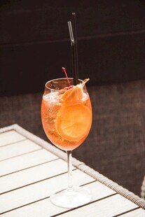 户外的一杯橙色鸡尾酒