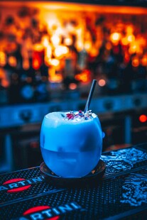 酒吧中的特色蓝色鸡尾酒