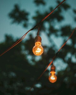 夜幕下发光的复古灯泡