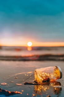 海边夕阳下的漂流瓶