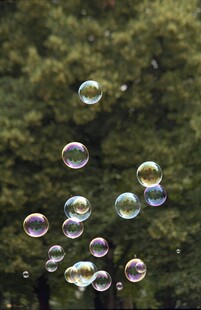 空中飞舞的彩色泡泡