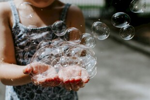 女孩手中的梦幻泡泡世界