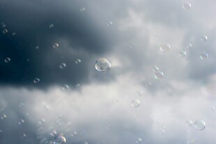 雨滴模糊窗外阴沉天空