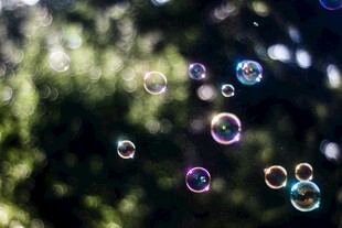 阳光下飞舞的彩色泡泡