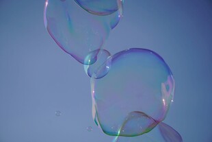 梦幻蓝天下的彩色肥皂泡