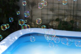 泳池上漂浮的梦幻泡泡
