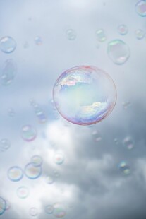 天空中漂浮的梦幻肥皂泡