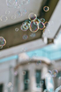 空中飞舞的梦幻透明泡泡