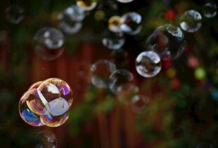 梦幻彩色泡泡在空中飞舞