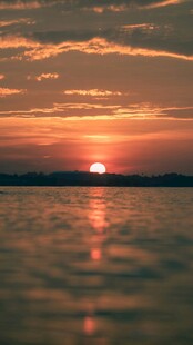 夕阳映水的美丽景致