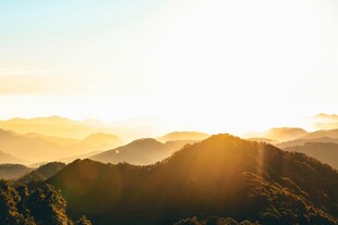 日出映山峦美景