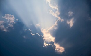 阳光穿透云层的美丽景象