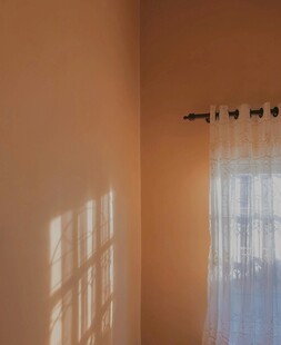 温馨室内窗边光影景致