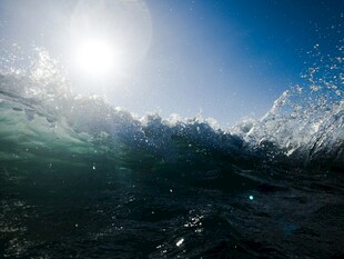 海底视角下的阳光与海浪