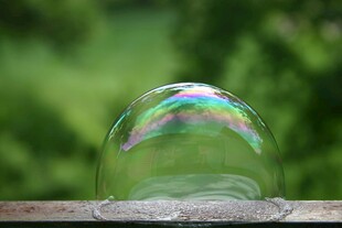 阳光下的梦幻透明泡泡