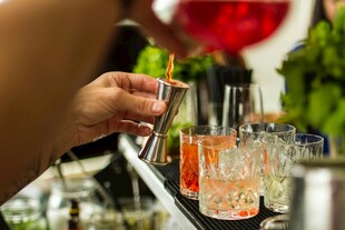 调酒师调制多彩鸡尾酒