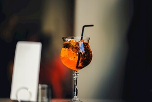 橙红鸡尾酒配吸管