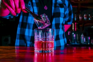 调酒师正在调制特色鸡尾酒