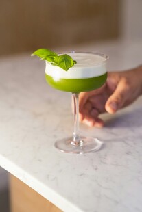 手托绿色薄荷鸡尾酒