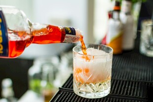 红饮入杯 冰爽鸡尾酒制作