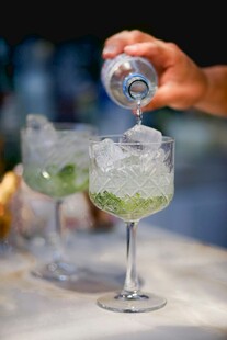 调制中的清爽青柠鸡尾酒