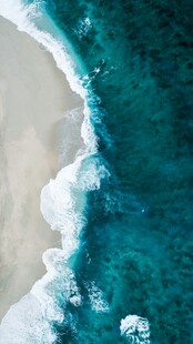 海边浪花与碧蓝海水景观