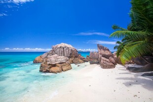 美丽海岛沙滩与岩石景观
