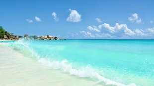 梦幻蓝白海滩美景