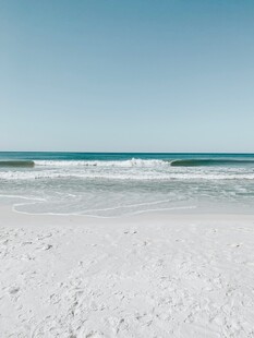 纯净沙滩与蔚蓝大海美景