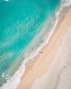美丽海滨沙滩与碧蓝海水