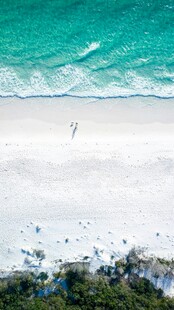 俯瞰美丽海滩与海浪