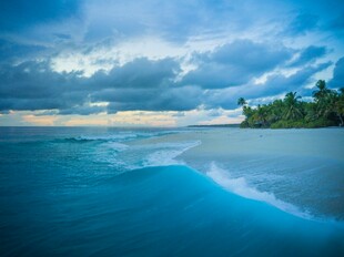 梦幻蓝色海滨美景