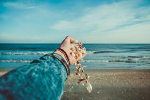 海边手持贝壳的惬意瞬间