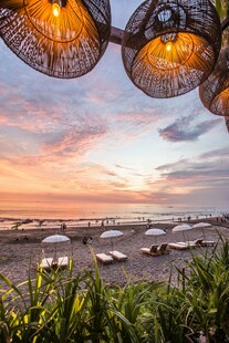 海边日落时的船只与景观
