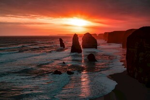 夕阳下的海岸壮丽景观