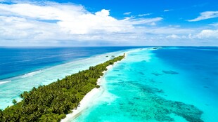 美丽海岛的迷人蓝色海景