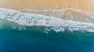 海浪拍打沙滩的美丽景象