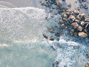 海浪拍击岸边礁石