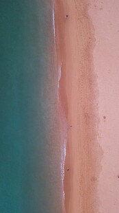 海边沙滩与碧蓝海水