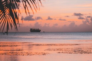 夕阳下的海边美景