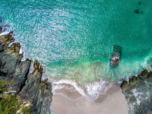 海岸美景 海水礁石与小船
